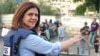 Fotografija od 12. juna 2021 prikazuje novinarku Širin Abu Akleh tokom izveštavanja iz Jerusalima