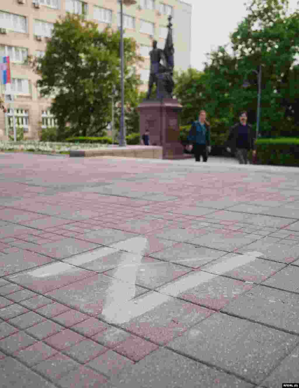 Пречкртано „Z“ пред статуата на Николај II, последниот цар на Русија. Проруските активисти одржаа неколку митинзи оваа година кои се собираат пред статуата на царот пред да маршираат низ центарот на Белград.
