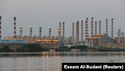 پالایشگاه آبادان در ماه‌های اخیر شاهد اعتراض‌های کارگران پیمانکاری بوده است و این اعتراضات روز شنبه ادامه یافت