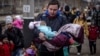 Civili din Kramatorsk/Donbas în gară. Din cauza masacrelor din Bucea și a perspectivei ca Rusia să păstreze controlul în regiune mii și mii de oameni încearcă să fugă spre vest. Potrivit ONU, numărul refugiaților a depășit 4,2 milioane, 9% din populația țării în șase săptămâni. 