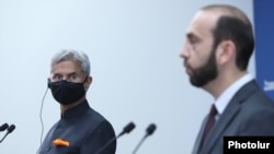 Armenia - Armenian Foreign Minister Ararat Mirzoyan (R) and his Indian counterpart Subrahmanyam Jaishankar speak at a joint news conference, Yerevan, October 13, 2021.
