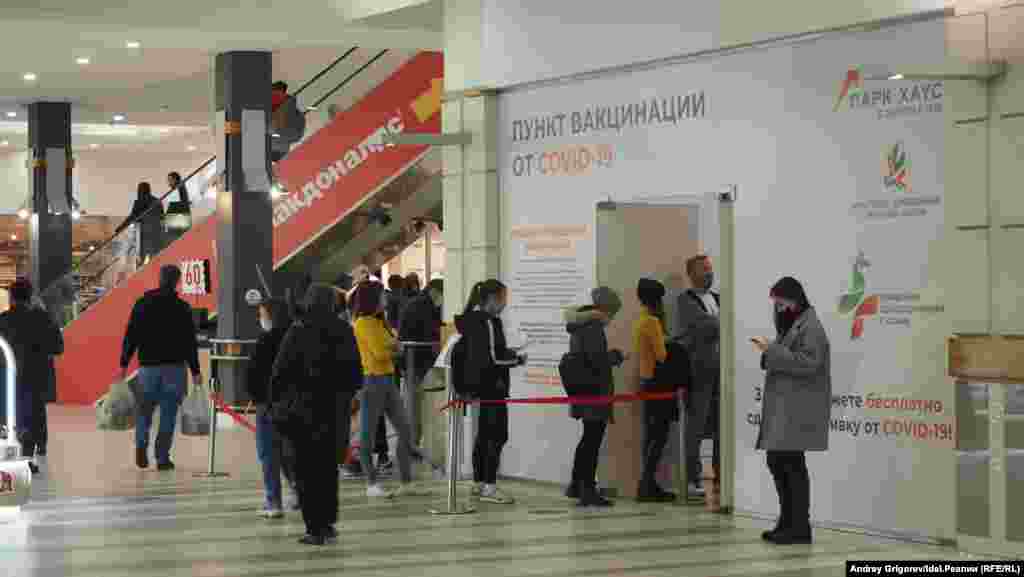 Здесь очередь в субботу не выглядела столь пугающе. 