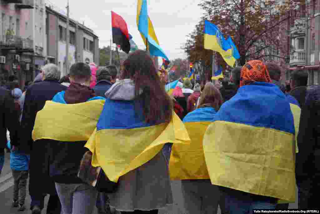 Около 300 бойцов, волонтеров, неравнодушных днепрян прошли по центру города, выкрикивая лозунги: «Слава Украине! Героям слава!»