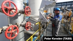 A man works at a Russian offshore natural gas pipeline. (file photo)