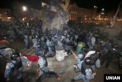 У ніч з 29 на 30 листопада 2013 року на майдані Незалежності у Києві