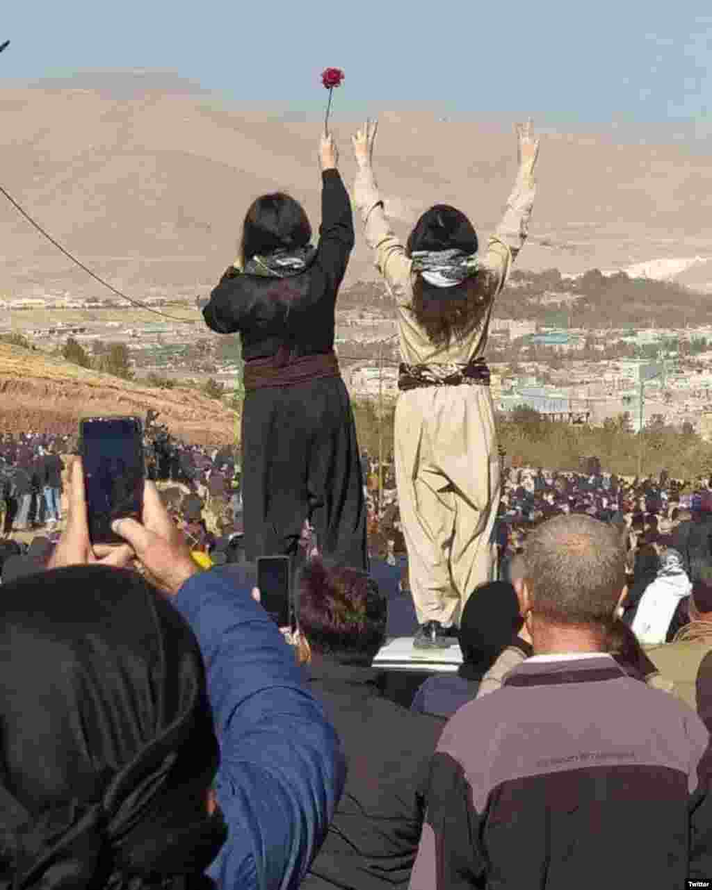 دو زن معترض بدون حجاب اجباری در مهاباد در مراسم خاکسپاری یکی از کشته‌شدگان اعتراضات سراسری.