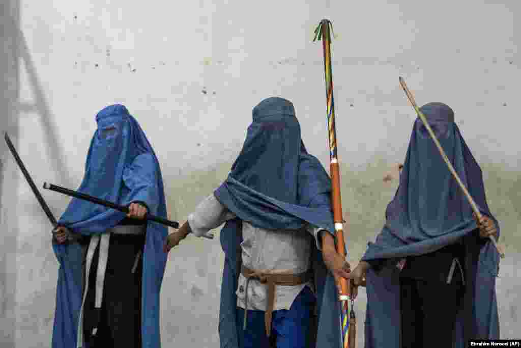 افغان مېرمنې کابل کې د وشو رزمي ورزش د تمرين په حالت کې مخکې له دې چې طالبان واک ته ورسيږي، په ژوره محافظه کاره افغاني ټولنه کې، ډېرو د ښځو له سپورت سره مخالفت کاوه چې دا د ښځو کرامت او په ټولنه کې د دوی ځای ته سپکاوی دی.