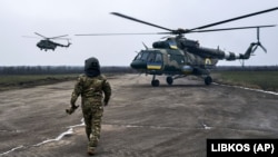 Пилотот се приближува до својот хеликоптер во украинската воена воздухопловна база во близина на линијата на фронтот во регионот Херсон