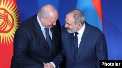 Президент Беларуси Александр Лукашенко (слева) и премьер-министр Армении Никол Пашинян, Ереван, 23 ноября 2022 г.
