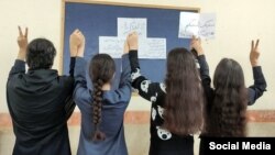 آموزش و پرورش بخشنامهای در زمینه حجاب اجباری «ویژه کارمندان، مراجعان، معلمان، دانشآموزان و اولیاء» در اوایل مهرماه به مدارس ابلاغ کرده است