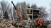 Разбор завалов на месте удара по зданию в оккупированной Макеевке Донецкой области Украины. Иллюстративное фото