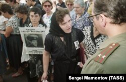 პუტინთან შეხვედრაზე არ მიიწვიეს უძველესი რუსული ორგანიზაციის "რუსეთის ჯარისკაცთა დედების" წარმომადგენლები. ფოტოზე: 1992 წელი ორგანიზაციის წევრები ხვდებიან რუსეთის თავდაცვის სამინისტროს ოფიცერს