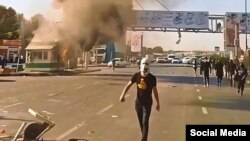 صحنه‌ای از تجمعات اعتراضی پنج ماه گذشته که به طرزی بی‌سابقه از زمان تأسیس جمهوری اسلامی در اغلب استان‌های ایران جریان داشته است