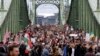 Câteva mii de oameni s-au alăturat duminică unui protest al profesorilor și studenților față de politica Guvernului Orbán în domeniul educației și pentru condiții de muncă mai bune, 23 octombrie 2022, Budapesta, Ungaria.