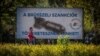 Архивска фотографија - Во Будимпешта на 18 октомври, маж поминува покрај плакат на кој е прикажана бомба, со текст: „Ние сме казнети со санкциите од Брисел“.