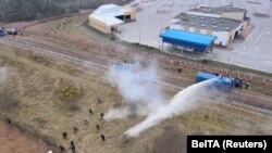 Мігранти у спробах прорватися до Польщі через колючий дріт кидали каміння та пляшки у польських силовиків, ті відповіли сльозогінним газом і водометами