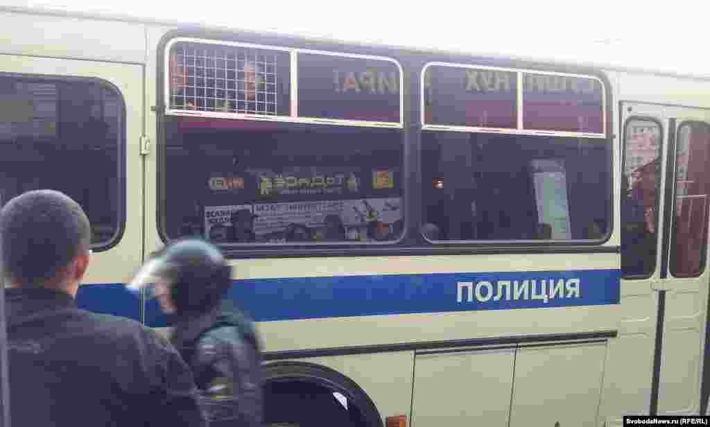 На Триумфальной общаются с задержанными