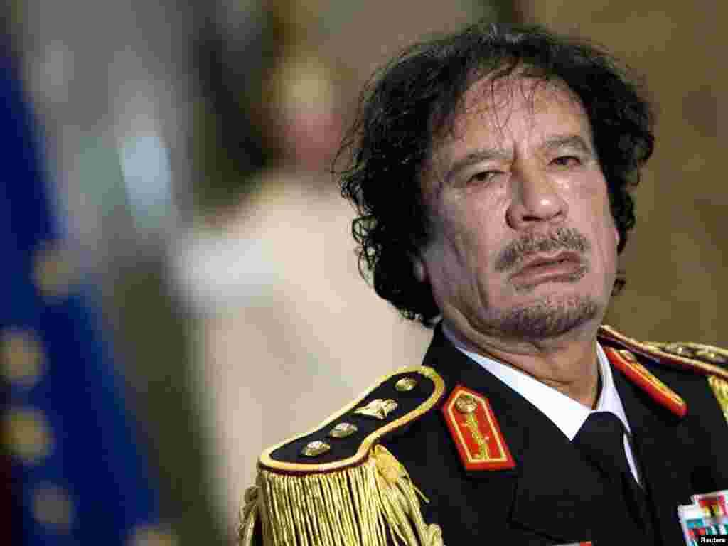 10 iyun 2009. Qaddafi Romada mətbuat konfransında. 