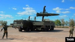 Завантаження ракети на комплекс «Іскандер-М»