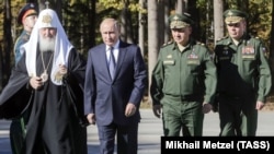 Глава РПЦ Кирило, президент Росії Володимир Путін, міністр оборони РФ Сергій Шойгу і начальник Генштабу ЗС РФ Валерій Герасимов (зліва направо) під час закладення каменю в фундамент головного храму армії Росії. Московська область, 19 вересня 2018 року