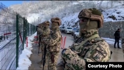 Азербайджанские военнослужащие на участке, примыкающем к Лачинскому коридору в Нагорном Карабахе (архив)