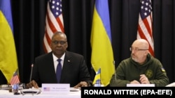 Міністр оборони США Ллойд Остін (л) і його український колега Олексій Резніков, Німеччина, 20 січня 2023 року
