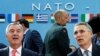 Премьер-министр Черногории Мило Джуканович и генеральный секретарь НАТО Йенс Столтенберг в штаб-квартире НАТО в Брюсселе, 19 мая 2016 года