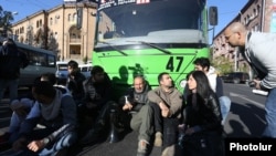 Armenia - Opposition leader Nikol Pashinian (C) and his supporters block traffic through a street in Yerevan, 16 April 2018.