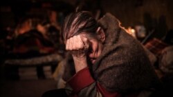 Klaudia Pușnir, în vârstă de 88 de ani, se ascunde în subsolul locuinței timpul bombardamentelor din Severodonețk.