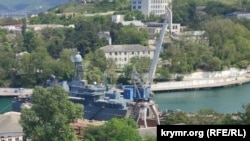 На правому борту великого десантного корабля – сліди пошкоджень та облізла фарба