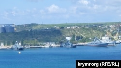 Три російські кораблі пришвартовані біля Куриної пристані, крайній праворуч – захоплений корабель управління «Славутич», Севастополь