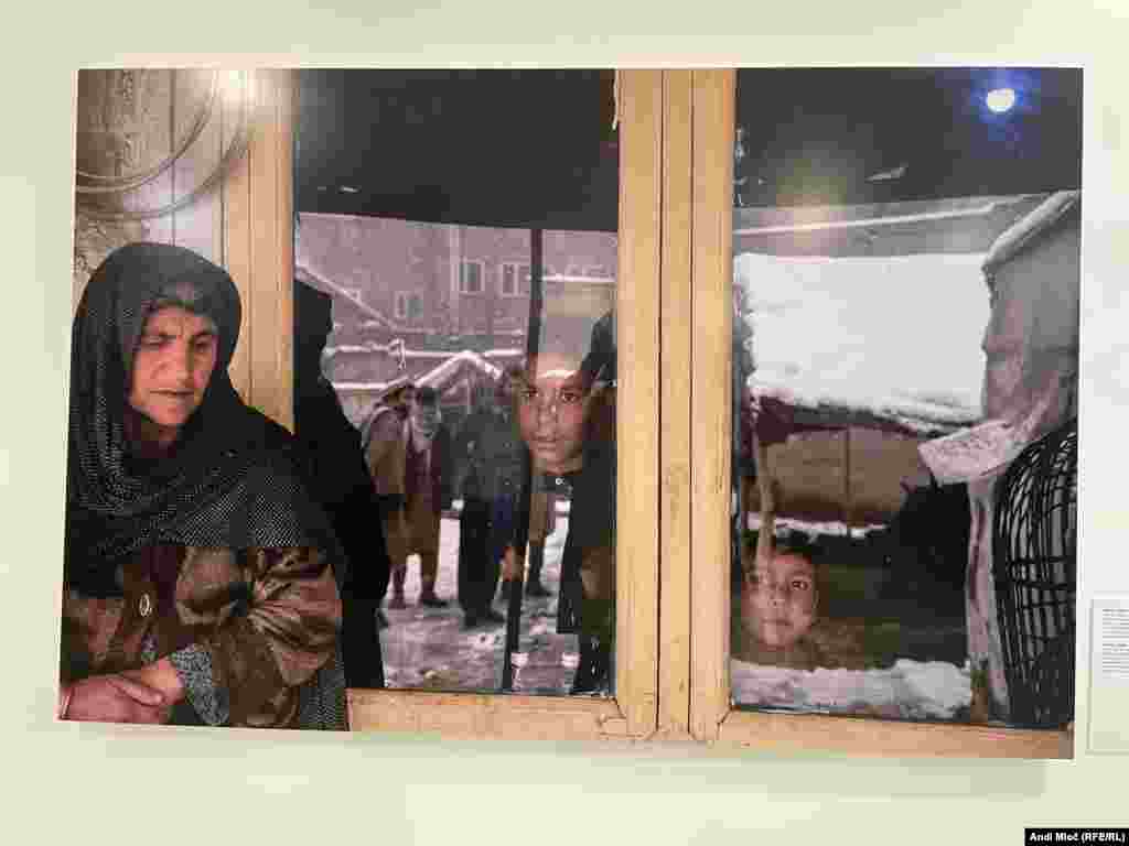 Mnoge od izloženih fotografija nastale su nakon talibanskog preuzimanja vlasti u Afganistanu. "Prošle godine, provela sam nekoliko mjeseci bilježeći brze promjene koje su se dešavale širom Afganistana, i to u vremenu u kojem smo se približavali 20. godišnjici američke invazije. Ova selekcija slika fokusira se na žene Afganistana, iste one žene koje su stavljene u središte ratnih događanja. Danas, mnoge od tih žena osjećaju da su napuštene i prepuštene same sebi", rekla je autorica. Na fotografiji: Latifa (55) stoji ispred svoje kuće s glinenim zidovima u naselju Qala-i Wahed u Kabulu, dok njeni unuci vire kroz prozor. Plastična folija služi im kao krov. Porodica je dobila utočište na komadu zemlje nakon što su raseljeni iz svoje rodne pokrajine Parwan. Tamo su izgradili improvizovanu kuću od blata, plastike i platna. Krov kuće srušio se prošle godine nakon obilnih snježnih padavina. (6.2.2022. Kabul, Afganistan)