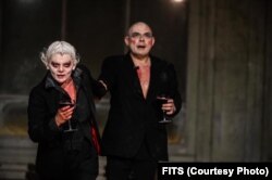 Scenă din Faust, în regia lui Silviu Purcărete.