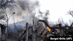 Fumul se ridică dintr-o bază de apărare antiaeriană în urma unei aparente lovituri rusești la Mariupol pe 24 februarie.