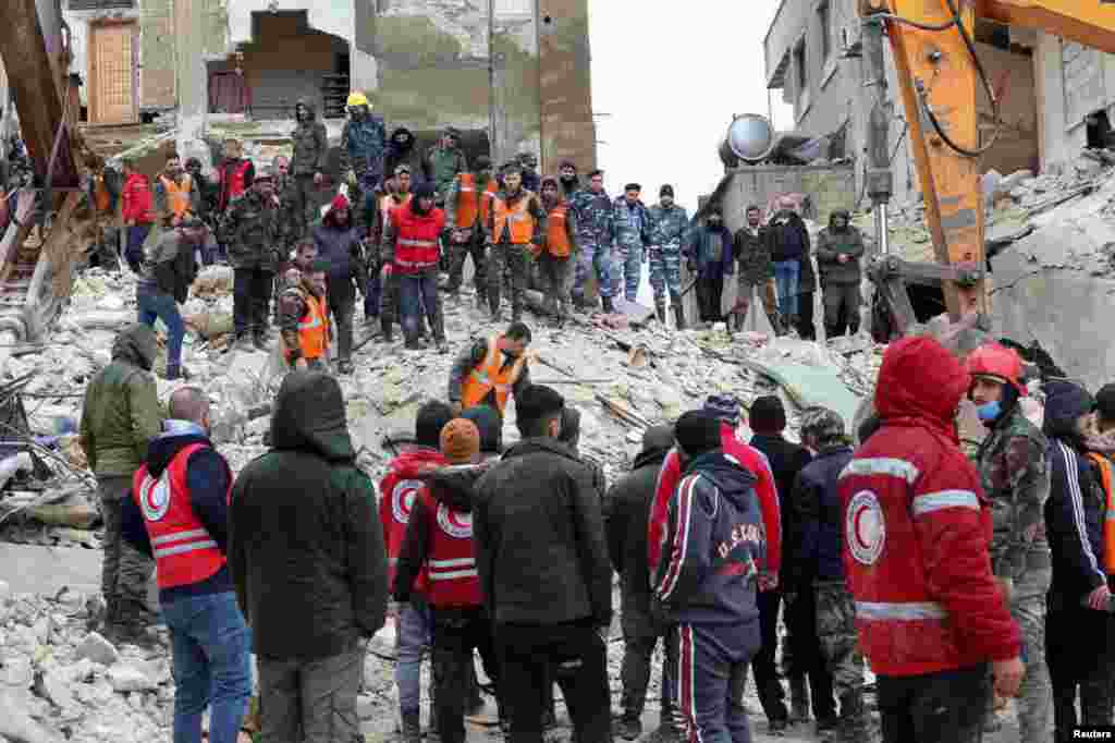 Salvatorii caută supraviețuitori pe locul unei clădiri prăbușite, în urma unui cutremur, în Hama, Siria, 6 februarie 2023. REUTERS/Yamam al Shaar