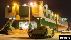Un vehicul de luptă Bradley cu destinația Ucraina urmează să fie încărcat pe un transportator, în North Charleston, Carolina de Sud, pe 25 ianuarie 2023.