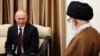 ولادیمیر پوتین (چپ) در یکی از دیدارهای خود با آیت‌الله علی خامنه‌ای، رهبر جمهوری اسلامی، در تهران