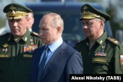 Șeful statului major, Valeri Gherasimov și ministrul Apărării de la acea vreme, Serghei Șoigu, într-o vizită oficială împreună cu președintele Vladimir Putin. Regiunea Astrahan, 19 mai 2019.