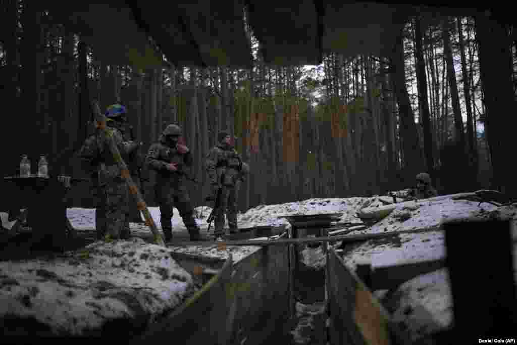 Командир підрозділу армійської розвідки на позивний «Олександр» повідомив, що білоруси та росіяни «постійно стежать за нашим рухом, намагаючись знайти позиції наших військових»