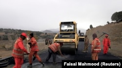 په پاکستان زیاتره پرمختیايي پروژې ټېکه داران تر سره کوي ـ پخوانی انځور.