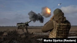 Українські військові ведуть вогонь із німецької САУ Panzerhaubitze по позиціях армії РФ поблизу Бахмуту на Донеччині, 5 лютого 2023 року
