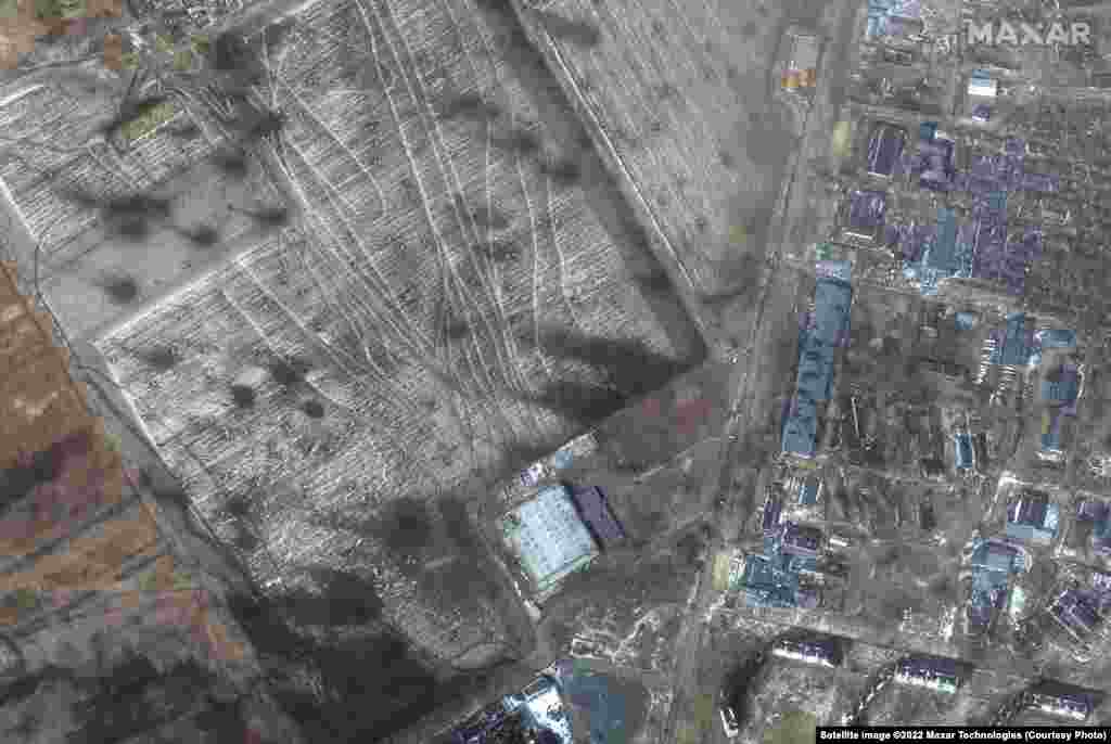 Мультиспектральні зображення воронок на полях від ударів російських військових та пошкоджених будівель у Жовтневому районі на заході Маріуполя.&nbsp;Satellite image &copy;2022&nbsp;Maxar Technologies