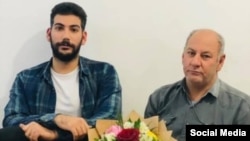 امین انصاریفر (راست) و آرمان انصاریفر، پدر و برادر فرزاد انصاریفر، از کشتهشدگان آبان ۹۸ پس از آزادی موقت از زندان بهبهان