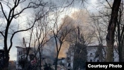Погодениот театар во Мариупол.