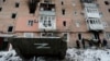 Символът Z върху руски танк в разрушения град Волноваха, Източна Украйна