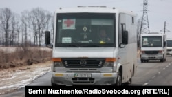 Українська влада щоденно намагається вивезти з охоплених бойовими діями районів мирне населення та завезти туди речі першої необхідності і продовольство