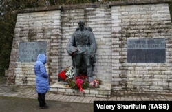 Soldatul de bronz din Tallinn, un monument sovietic din Al Doilea Război Mondial, numit inițial Monumentul eliberatorilor din Tallinn.