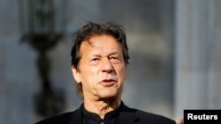 عمران خان د اکتوبر پر لومړۍ نېټه په اسلام اباد های کورټ کې د بښنې حلف نامه جمع کړې وه. پخوانی انځور