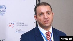 Armenia - Economy Minister Vahan Kerobian speaks with journalists during a Russian-Armenian business forum in Yerevan, September 20, 2021.