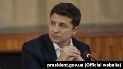 «Давайте завтра не полінуємось і вдягнемо наші вулиці у жовто-сині кольори», – закликав президент Зеленський